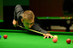 Antoni Kowalski plays a shot.