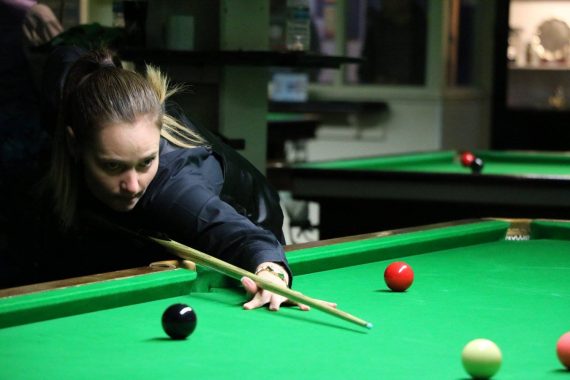 Reanne Evans playing snooker