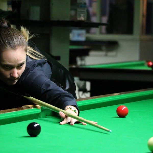 Reanne Evans playing snooker