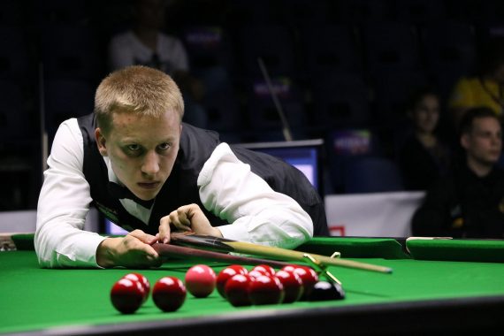 Kacper Filipiak plays snooker