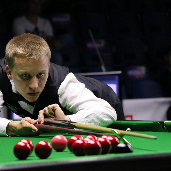 Kacper Filipiak plays snooker