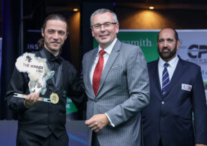 Mohamed Khairy being presented with the 6-Red trophy by Jason Ferguson.