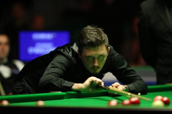 Kyren Wilson playing rest shot